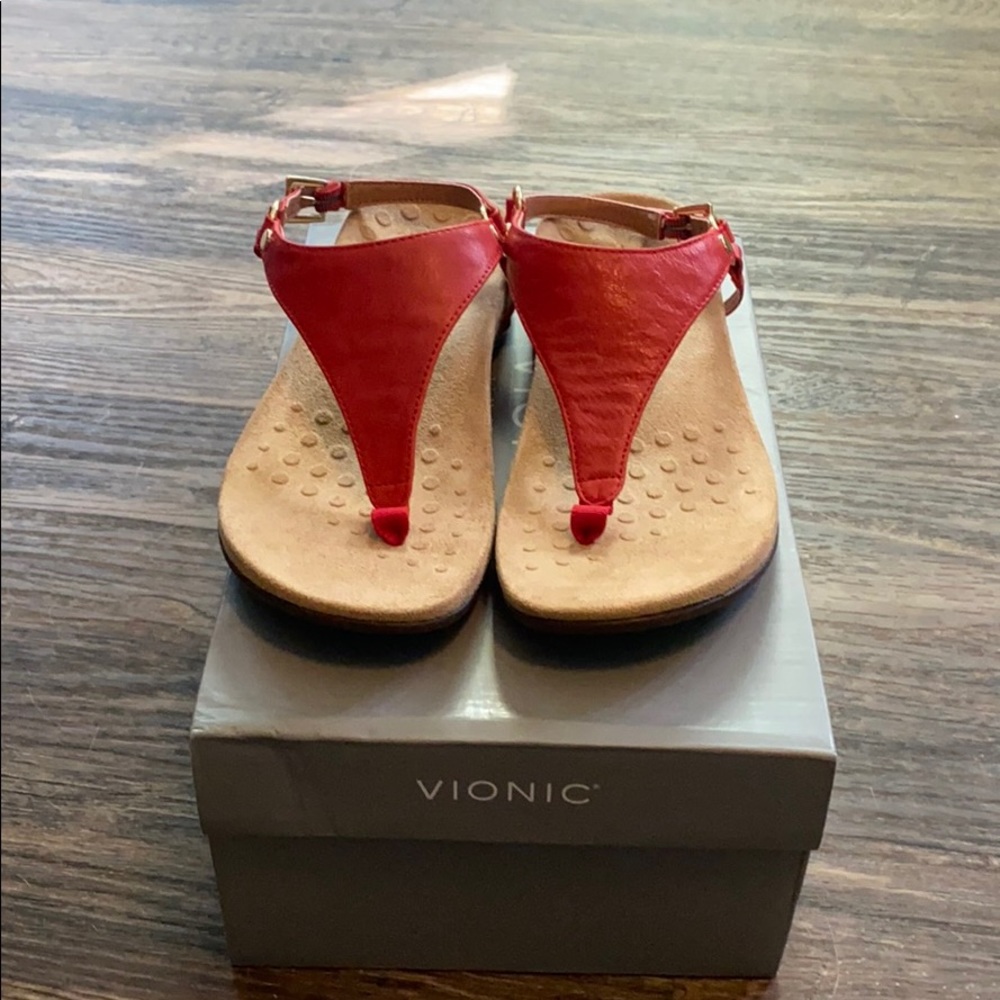 Vionic Kirra Backstrap Sandal in Cherry size 7.5M